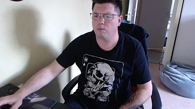 blueandwhite1 online show from 03-11-25, 03:34