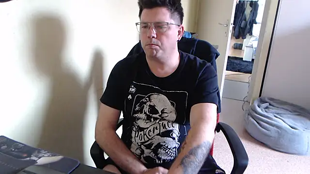 blueandwhite1 online show from 03-12-25, 03:40