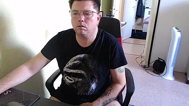 blueandwhite1 online show from 10-15-25, 03:01