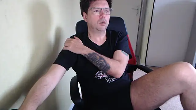 blueandwhite1 online show from 04-18-26, 07:01