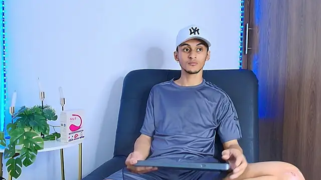 Snapshot of AlejandroLoouis chatting on 11-06-25, 07:37 AlejandroLoouis online show from 11-06-25, 07:37