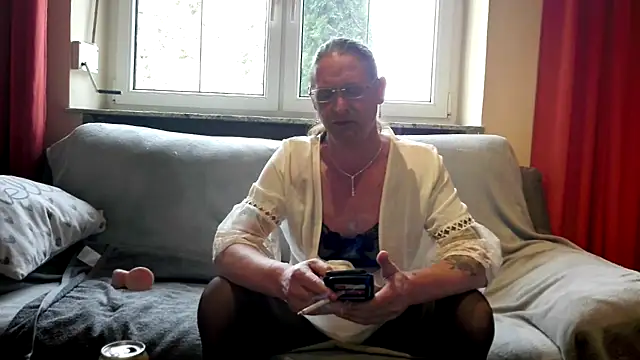 Snapshot of Cleohot1977 chatting on 02-13-26, 01:29 Cleohot1977 online show from 02-13-26, 01:29