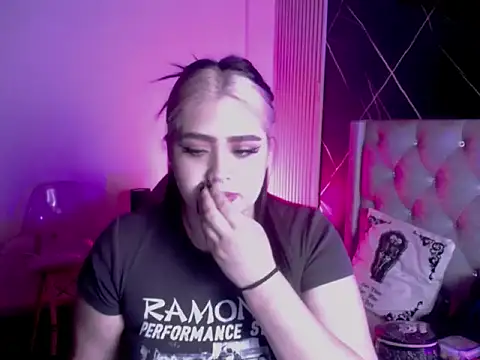 Snapshot of im_bunny__ chatting on 11-13-25, 11:31 im bunny online show from 11-13-25, 11:31