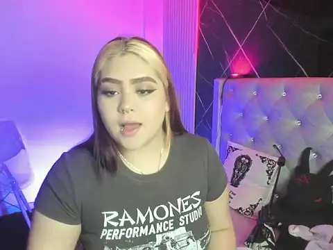 Snapshot of im_bunny__ chatting on 11-28-25, 11:24 im bunny online show from 11-28-25, 11:24