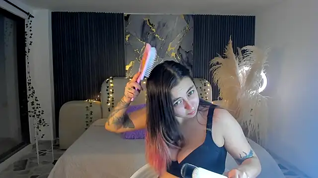 SarahCastro1  online show from 12-23-25, 04:21