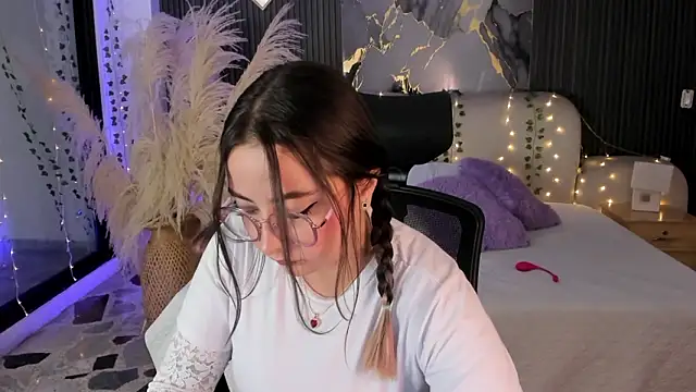 SarahCastro1  online show from 02-15-26, 07:51