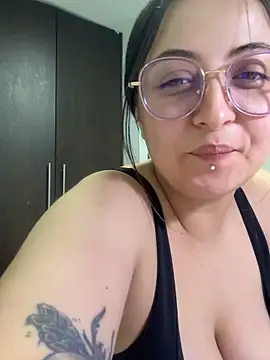 SarahCastro1  online show from 05-12-26, 10:40