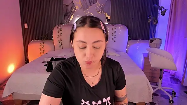 SarahCastro1  online show from 06-11-26, 04:54
