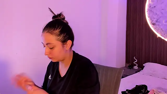 SarahCastro1  online show from 06-17-26, 12:24