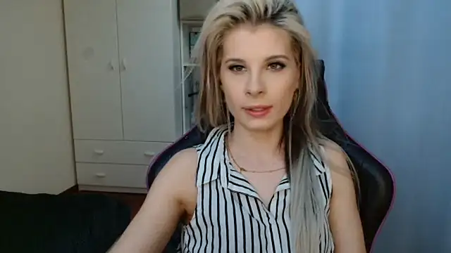 Snapshot of KristineGlow chatting on 05-03-26, 02:12 KristineGlow online show from 05-03-26, 02:12