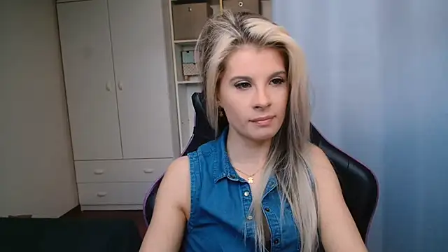 Snapshot of KristineGlow chatting on 05-06-26, 06:19 KristineGlow online show from 05-06-26, 06:19