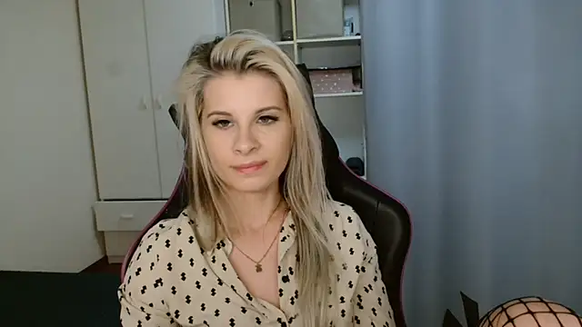 Snapshot of KristineGlow chatting on 05-09-26, 06:35 KristineGlow online show from 05-09-26, 06:35
