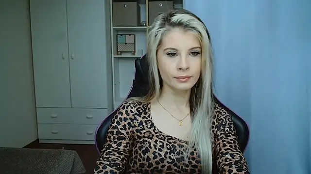 Snapshot of KristineGlow chatting on 05-19-26, 06:31 KristineGlow online show from 05-19-26, 06:31