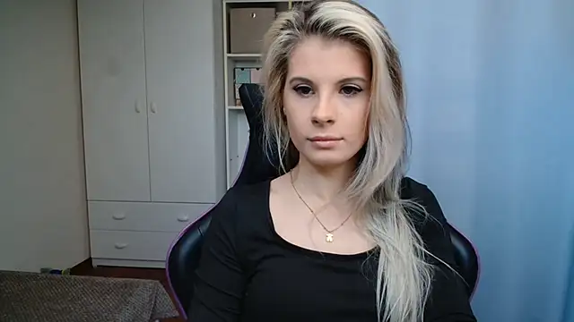 Snapshot of KristineGlow chatting on 05-20-26, 06:19 KristineGlow online show from 05-20-26, 06:19