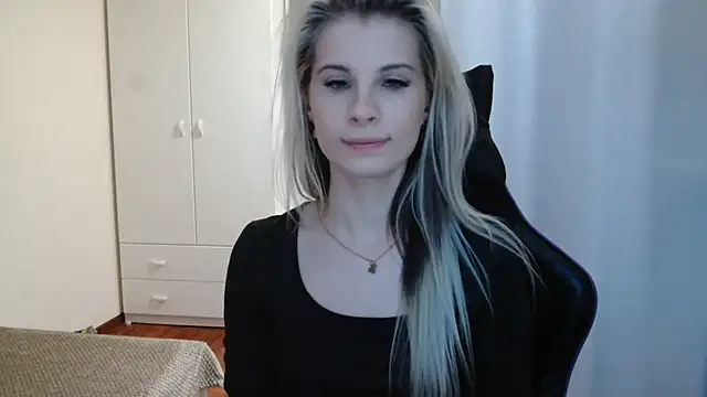 Snapshot of KristineGlow chatting on 05-20-26, 06:25 KristineGlow online show from 05-20-26, 06:25