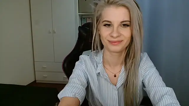Snapshot of KristineGlow chatting on 05-27-26, 06:27 KristineGlow online show from 05-27-26, 06:27