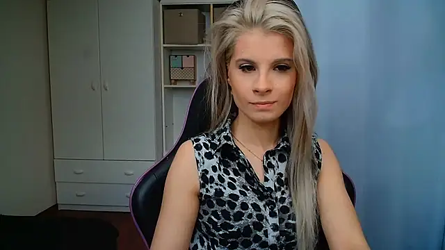 Snapshot of KristineGlow chatting on 06-01-26, 06:15 KristineGlow online show from 06-01-26, 06:15