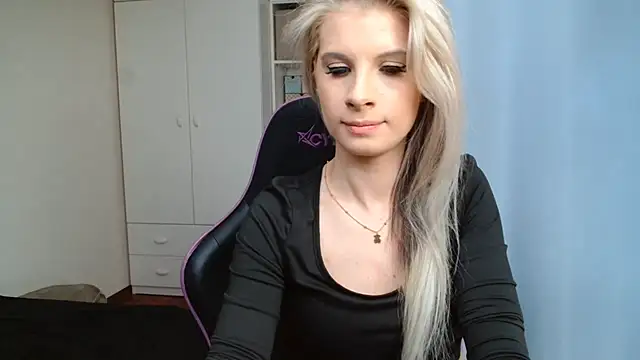 Snapshot of KristineGlow chatting on 06-08-26, 02:17 KristineGlow online show from 06-08-26, 02:17