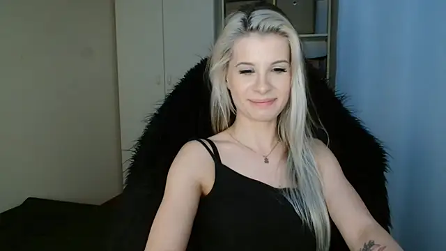 Snapshot of KristineGlow chatting on 06-19-26, 06:23 KristineGlow online show from 06-19-26, 06:23