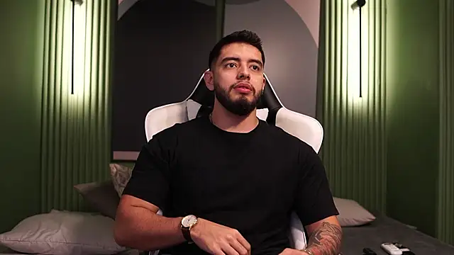 Snapshot of Nick_Vans chatting on 10-11-25, 12:36 Nick Vans online show from 10-11-25, 12:36