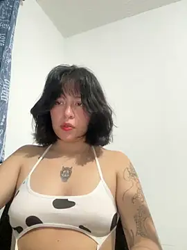 Snapshot of aliciia_23 chatting on 10-15-25, 04:23 aliciia 23 online show from 10-15-25, 04:23
