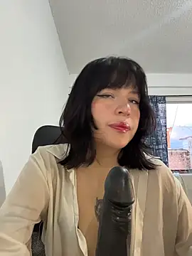 Snapshot of aliciia_23 chatting on 11-21-25, 10:52 aliciia 23 online show from 11-21-25, 10:52