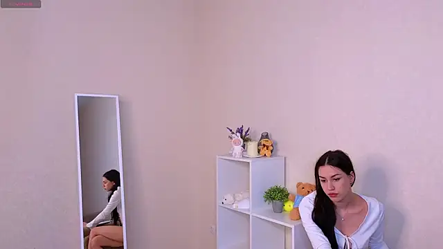 miacuteeee online show from 10-23-25, 04:06