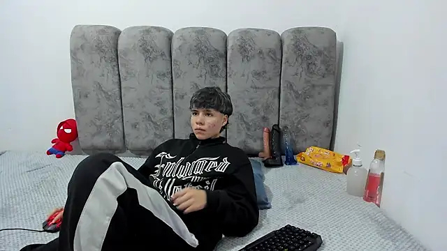 Snapshot of Bruno_Cruzz chatting on 04-23-26, 02:13 Bruno Cruzz online show from 04-23-26, 02:13