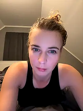 Snapshot of ellieen chatting on 10-13-25, 09:59 ellieen online show from 10-13-25, 09:59