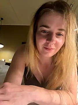 Snapshot of ellieen chatting on 10-22-25, 08:08 ellieen online show from 10-22-25, 08:08