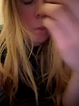 Snapshot of ellieen chatting on 11-22-25, 11:15 ellieen online show from 11-22-25, 11:15