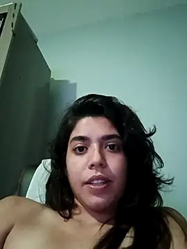 Snapshot of Maricamposs chatting on 10-31-25, 12:44 Maricamposs online show from 10-31-25, 12:44