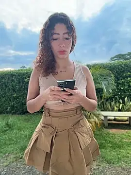 Snapshot of roxyrougee chatting on 05-05-26, 10:45 roxyrougee online show from 05-05-26, 10:45