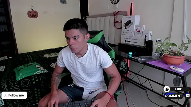 Snapshot of Jack_castell chatting on 10-02-25, 12:34 Jack castell online show from 10-02-25, 12:34