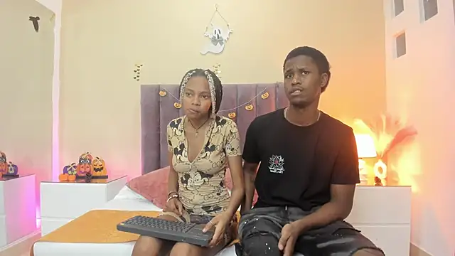 Snapshot of Kiaraa_y_Her_Crazy chatting on 10-17-25, 03:53 Kiaraa y Her Crazy online show from 10-17-25, 03:53