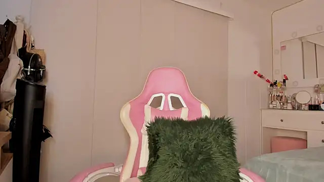 Snapshot of Lauuuuuuuu_ chatting on 09-26-25, 04:16 Lauuuuuuuu  online show from 09-26-25, 04:16