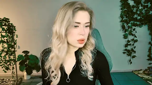 Snapshot of AdelLoyss chatting on 10-18-25, 01:12 AdelLoyss online show from 10-18-25, 01:12