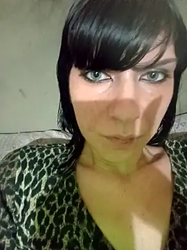 Snapshot of Lea9816 chatting on 10-31-25, 11:28 Lea9816 online show from 10-31-25, 11:28