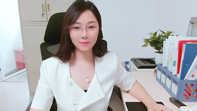 Snapshot of OL-Lily chatting on 10-10-25, 04:00 OL-Lily online show from 10-10-25, 04:00
