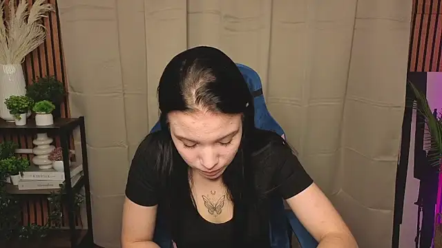 Snapshot of LauraHale chatting on 11-07-25, 12:05 LauraHale online show from 11-07-25, 12:05