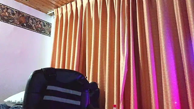 Snapshot of Axel-Cr0ss chatting on 10-07-25, 11:57 Axel-Cr0ss online show from 10-07-25, 11:57