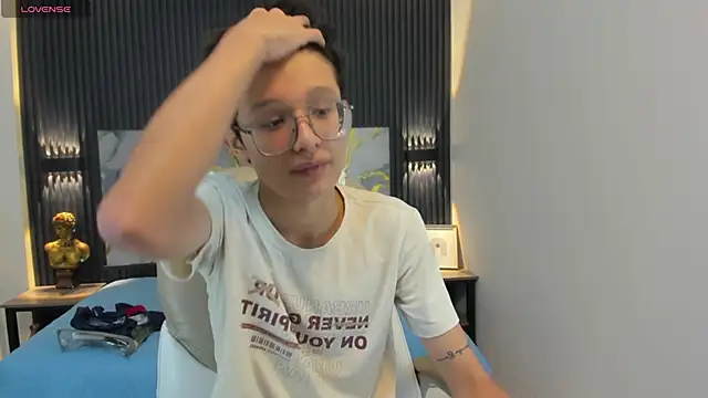 SantiagoRusso18 online show from 10-30-25, 12:17