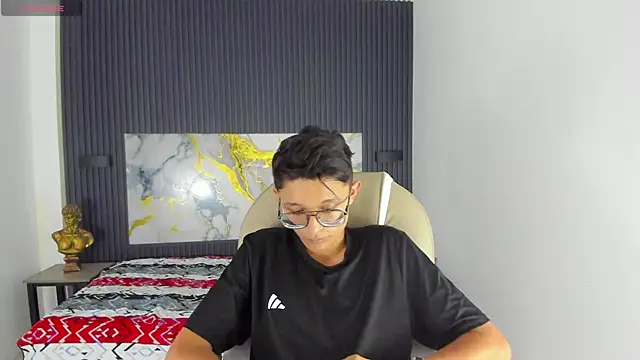 SantiagoRusso18 online show from 12-17-25, 02:45