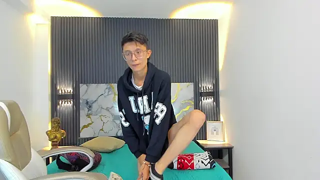 SantiagoRusso18 online show from 12-22-25, 01:08