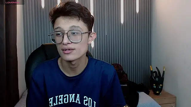 SantiagoRusso18 online show from 04-19-26, 10:34