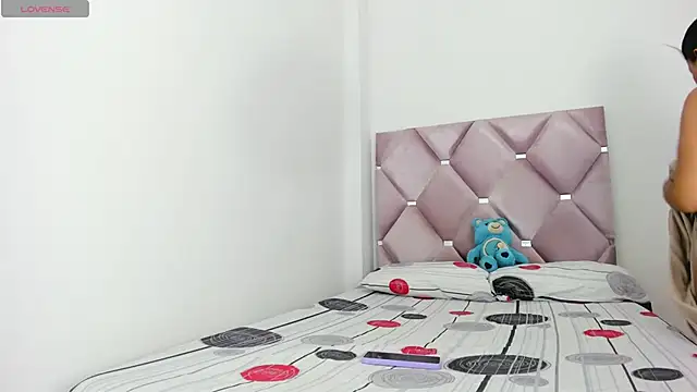 SaraNixx online show from 12-20-25, 12:40