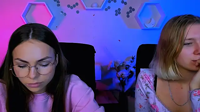 Snapshot of gloria_bubble chatting on 11-23-25, 01:00 gloria bubble online show from 11-23-25, 01:00