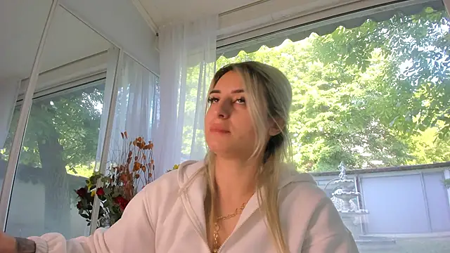 Ella Vee online show from 05-15-26, 05:25