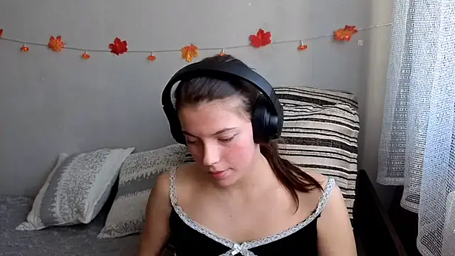 CutieAnny online show from 10-20-25, 04:57