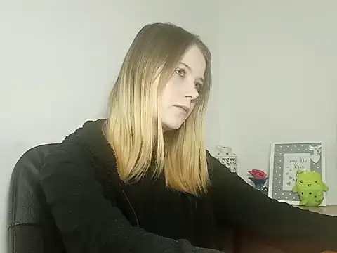 Snapshot of LydiaYoung chatting on 11-06-25, 07:15 LydiaYoung online show from 11-06-25, 07:15